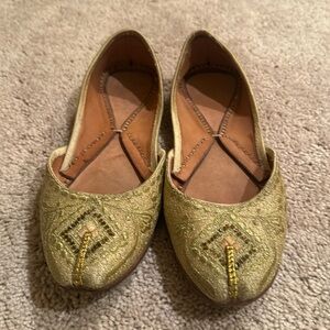 Metallic gold Pakistani slippers, size 7.5. Good condition.